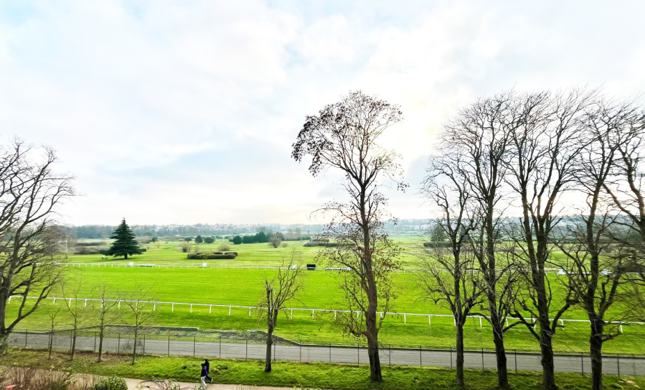 Face à l'hippodrome de Saint Cloud